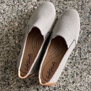 WOMEN'S LIFESTRIDE NEXT LEVEL SLIP-ON SHOES. Gray, women’s size 10